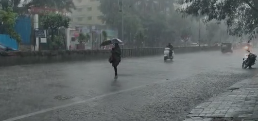 Indore Rain: इंदौर में बदला मौसम का मिजाज, तेज हवाओं के साथ झमाझम बारिश ने दी गर्मी से राहत
