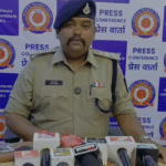 Metro Accident: मेट्रो निर्माण की लापरवाही से टला बड़ा हादसा, चलती ऑडी कार पर गिरा भारी छज्जा, चालक बाल-बाल बचा