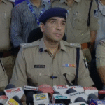 Indore Theft: ढाई करोड़ की चोरी का 48 घंटे में खुलासा शोरूम कर्मचारी निकला मास्टरमाइंड, आईफोन से लेकर मंदिर का सोने का छत्र तक चुराया