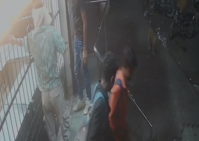 Katni Crime News: रेलवे स्टेशन की शराब दुकान में बंदूक लेकर घुसा युवक, कर्मचारियों को दी धमकी; पूरी वारदात CCTV में कैद
