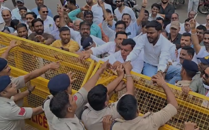 Harda Electricity Protest: हरदा में बिजली समस्याओं को लेकर कांग्रेस का हल्लाबोल, डीई कार्यालय का घेराव; स्मार्ट मीटर और बढ़े हुए बिलों के खिलाफ जोरदार प्रदर्शन