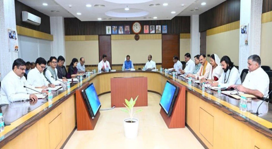 Chhattisgarh Cabinet Meeting: साय कैबिनेट की अहम बैठक शुरू, मानसून सत्र, खरीफ सीजन की तैयारी, ट्रांसफर पॉलिसी और कई बड़े नीतिगत फैसलों पर चर्चा की संभावना