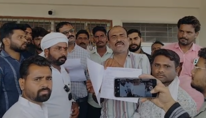 Raisen Farmers Protest: रायसेन किसानों की समस्याओं को लेकर युवा कांग्रेस का प्रदर्शन, कृषि मंत्री के नाम तहसीलदार को सौंपा ज्ञापन Raisen Farmers Protest: रायसेन किसानों की समस्याओं को लेकर युवा कांग्रेस का प्रदर्शन, कृषि मंत्री के नाम तहसीलदार को सौंपा ज्ञापन