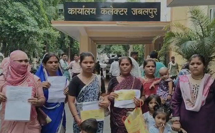 Jabalpur Ration Card Fraud: राशन कार्ड बनवाने के नाम पर 10 हजार की ठगी! फर्जी दस्तावेज थमाए, न्याय की गुहार लेकर कलेक्ट्रेट पहुंचीं महिलाएं Jabalpur Ration Card Fraud: राशन कार्ड बनवाने के नाम पर 10 हजार की ठगी! फर्जी दस्तावेज थमाए, न्याय की गुहार लेकर कलेक्ट्रेट पहुंचीं महिलाएं