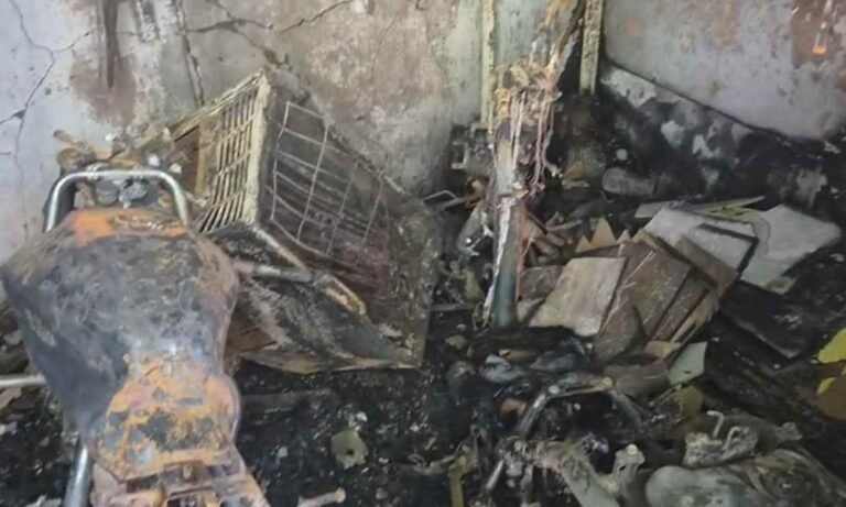 AC Blast Accident: छत्तीसगढ़: बंद कमरे में लगी आग से झुलसे पिता-पुत्र, मोहल्लेवासियों ने ताला तोड़कर बचाई बेटे की जान