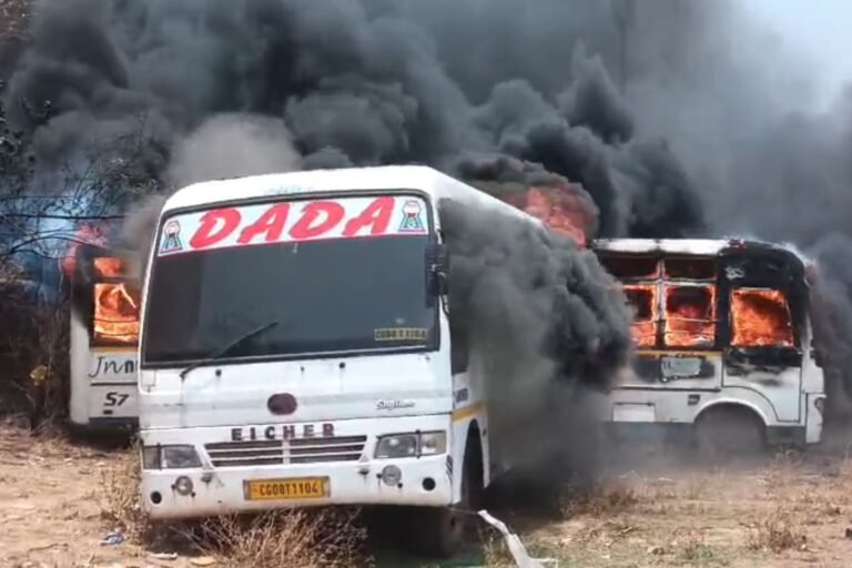 Bus Fire Accident: राजनांदगांव में बड़ा हादसा: पाताल भैरवी मार्ग पर आग की ऊंची लपटें, मची भारी अफरा-तफरी