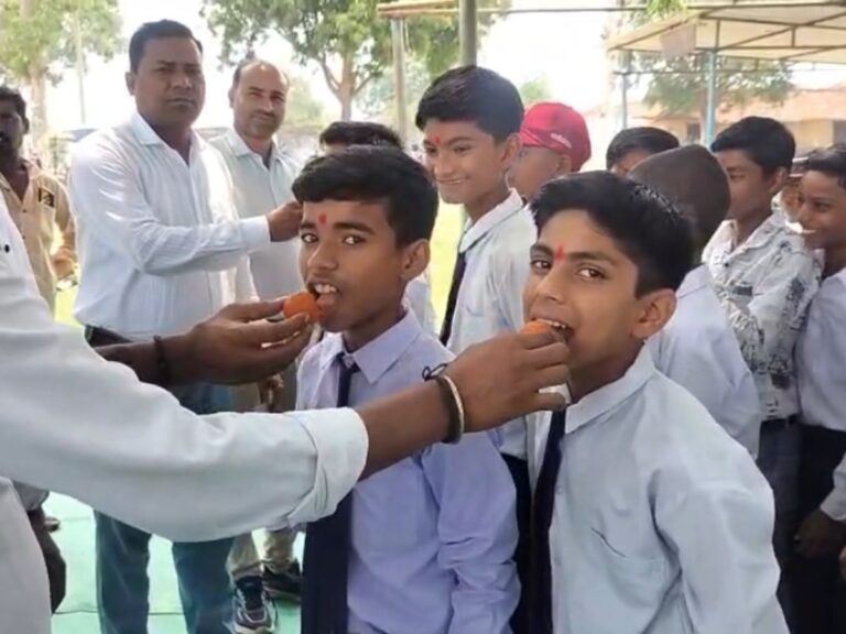 Shala Pravesh Utsav: बरती कला स्कूल में धूमधाम से मनाया गया ‘शाला प्रवेश उत्सव’: नव-प्रवेशी बच्चों का हुआ तिलक लगाकर स्वागत; छात्रों को दिलाई गई नशा मुक्ति की शपथ