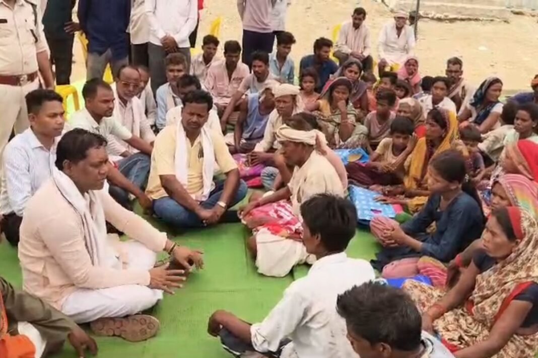 Bhainsdehi Fire: रिंगढाणा आगजनी के पीड़ितों से मिले विधायक महेंद्रसिंह चौहान, 10-10 हजार की नगद मदद की