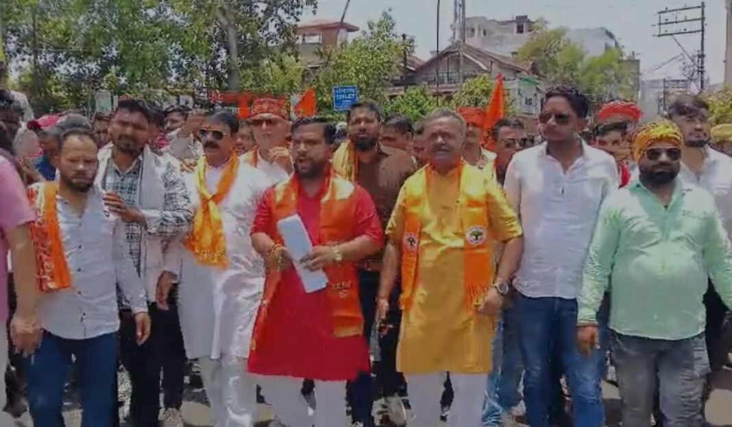 Jabalpur Hotel NSA Demand: जबलपुर में होटल संचालक के खिलाफ VHP-बजरंग दल का मोर्चा, NSA लगाने की मांग; कार्रवाई नहीं हुई तो आंदोलन की चेतावनी