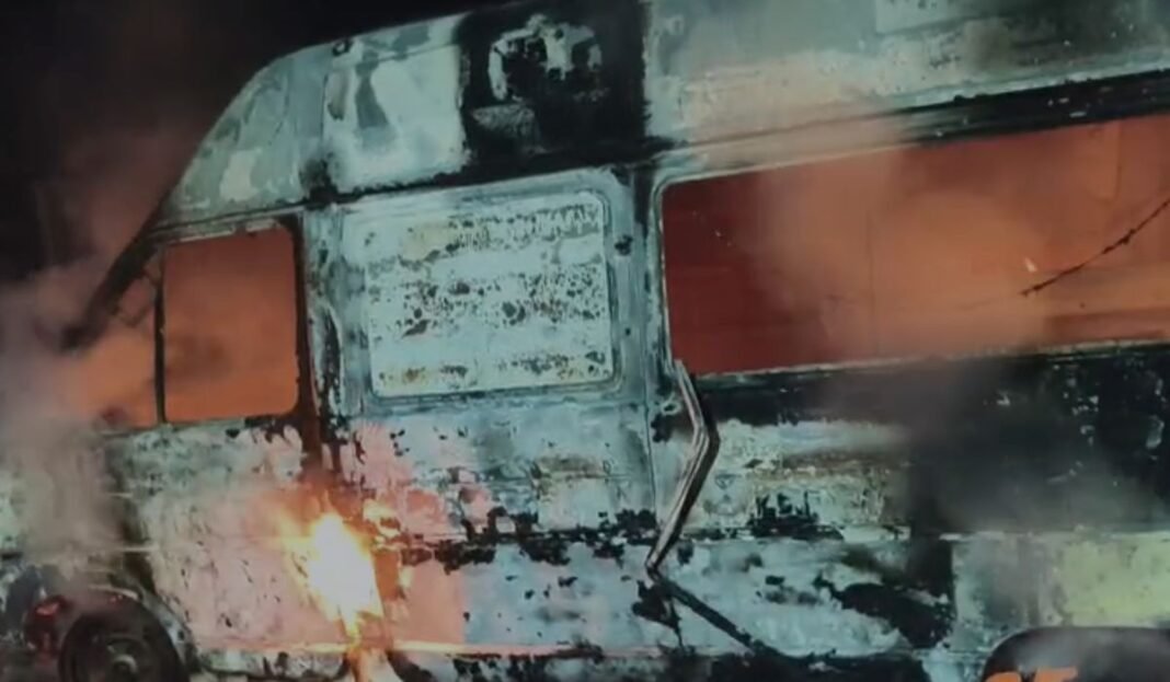 Khandwa Ambulance Fire: खंडवा में बड़ा हादसा ड्यूटी से लौटने के कुछ ही मिनट बाद 108 जननी एक्सप्रेस में लगी भीषण आग, पूरी एम्बुलेंस जलकर हुई राख