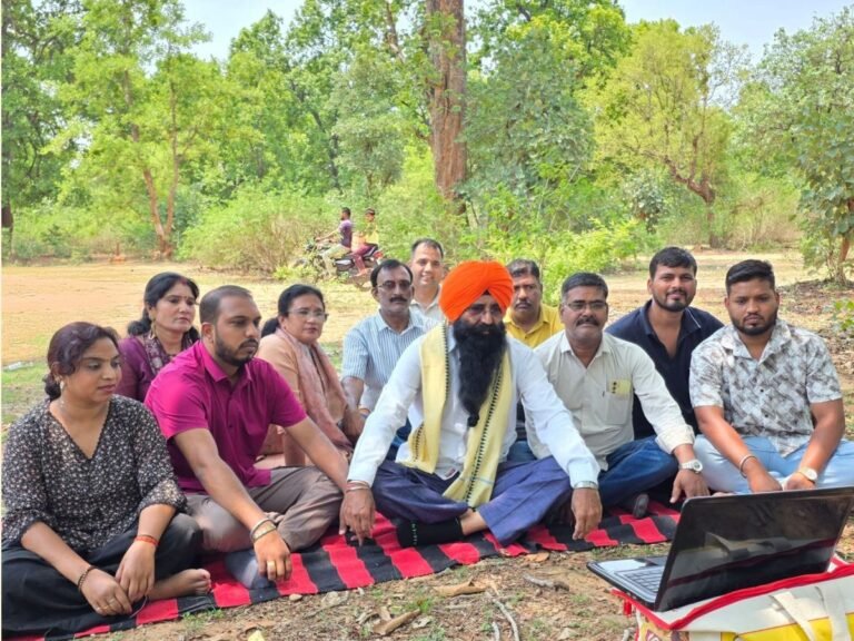 Mann Ki Baat: प्रधानमंत्री मोदी के ‘मन की बात’ का सामूहिक श्रवण: बांधवगढ़ के ग्राम ताला में जुटे भाजपा नेता