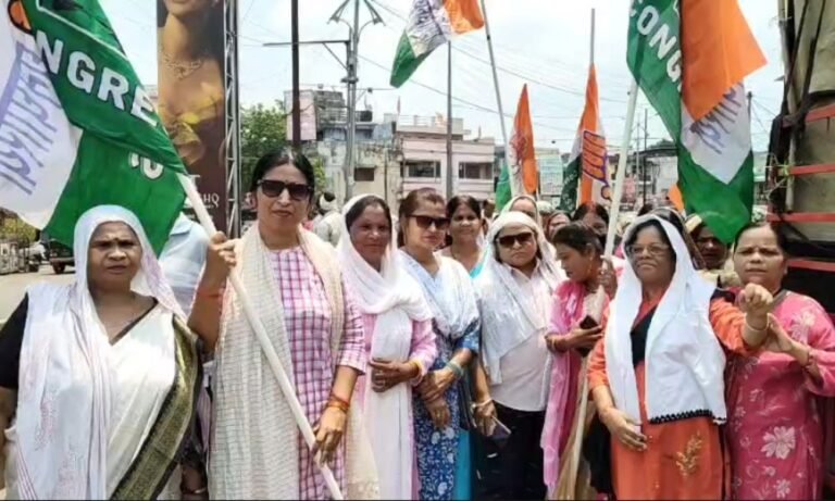 Jabalpur Municipal Corporation: जबलपुर में गहराया भीषण जल संकट: कांग्रेस ने कुली हिल टैंक घेरकर किया उग्र प्रदर्शन, प्रशासन को दी मटका फोड़ आंदोलन की चेतावनी