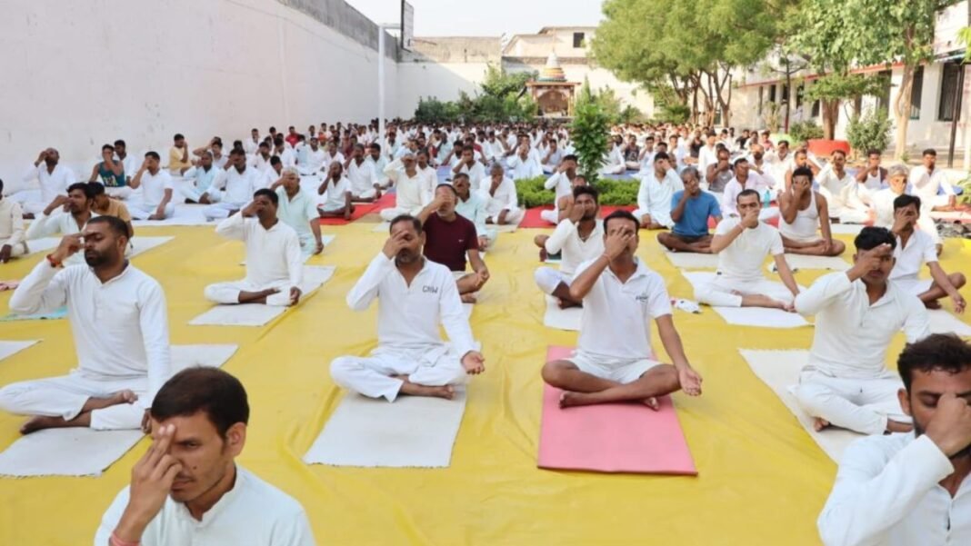 Chhattisgarh Jail Yoga: छत्तीसगढ़ की 33 जेलों में बिखरे योग के रंग, हजारों बंदियों और जेल अधिकारियों ने एक साथ किया योगाभ्यास