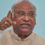 Mallikarjun Kharge Angry: बेंगलुरु में कांग्रेस अध्यक्ष का हाईवोल्टेज गुस्सा: कार्यकर्ताओं की नारेबाजी पर भड़के खरगे, मंच से कहा- ‘चुप रहो, यूजलेस फैलो’