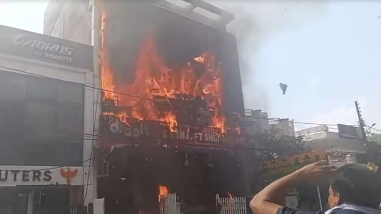 Lucknow Fire Accident: लखनऊ के अलीगंज में बड़ा हादसा: पुरनिया इलाके की एक इमारत में लगी भीषण आग, मची अफरा-तफरी