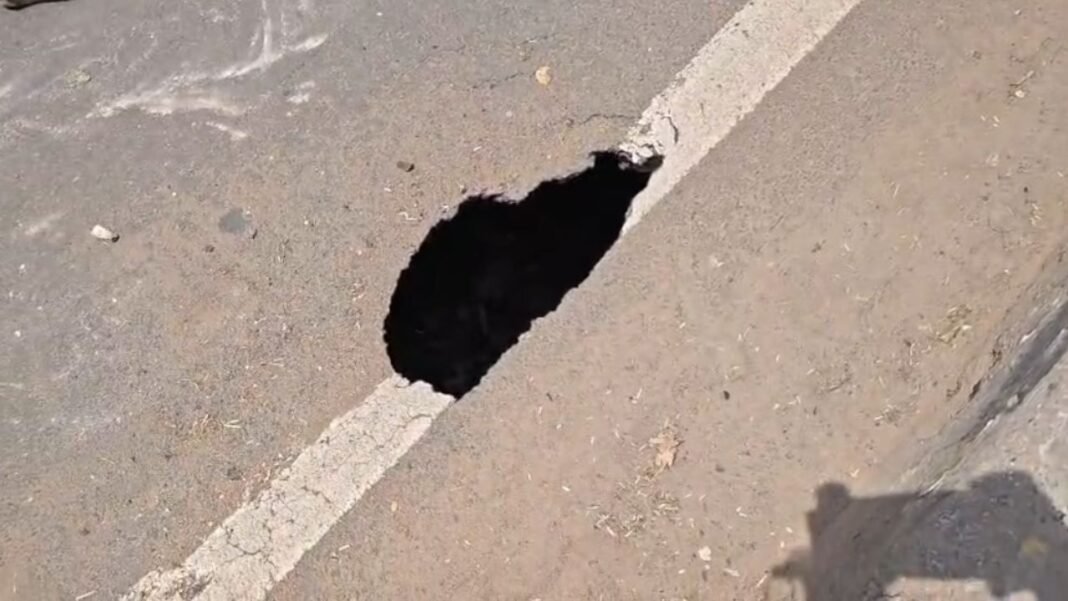 Gwalior Chetakpuri Road: ग्वालियर की चेतकपुरी सड़क में फिर बनी ‘रहस्यमयी सुरंग’; मानसून से पहले धंसी सड़क, मंडराया बड़ा खतरा