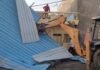 Dewas Storm Damage: देवास में आंधी का तांडव: छात्रावास की छत से 60 फीट ऊपर उड़े भारी लोहे के शेड, 3 मकानों पर गिरे