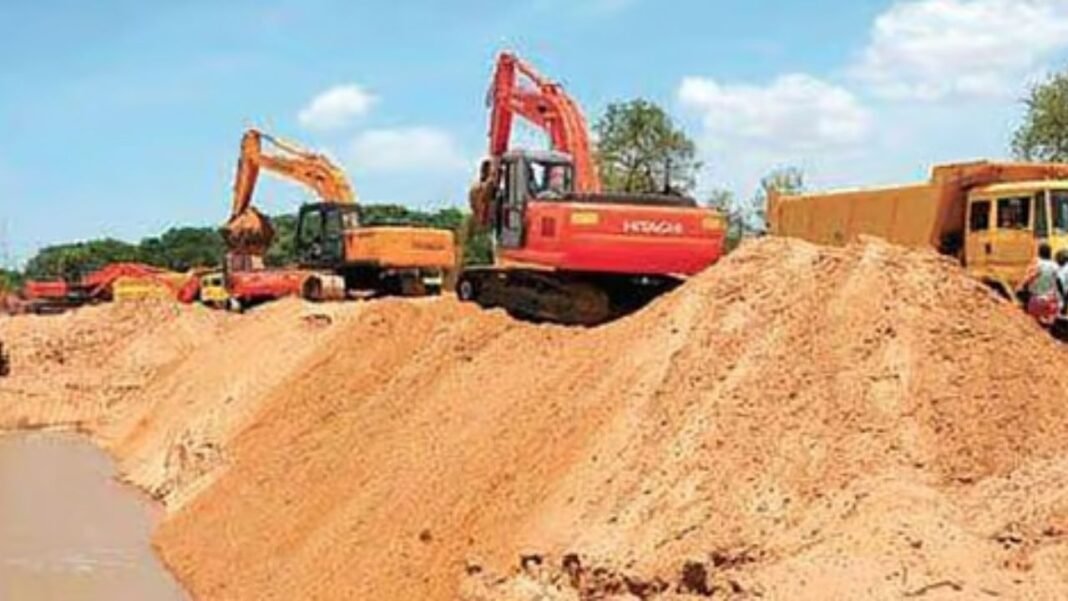 Gariyaband Sand Mining: गरियाबंद की पैरी नदी में अवैध रेत उत्खनन पर बड़ी कार्रवाई, तीन चैन माउंटेन मशीन और हाईवा जब्त