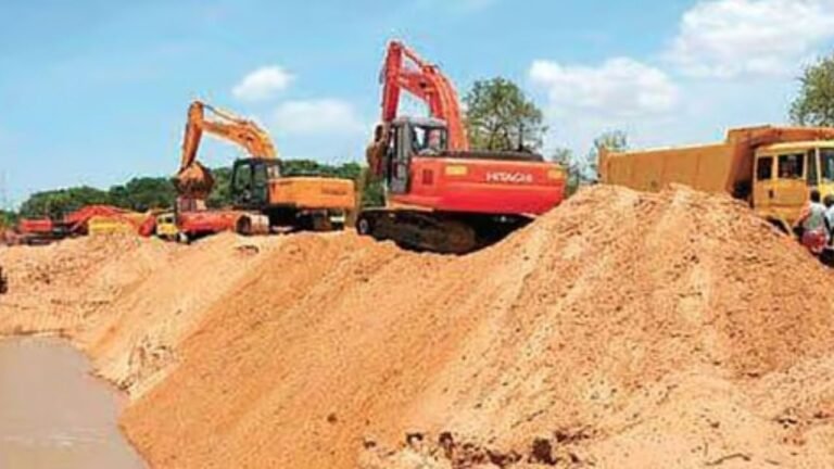 Gariyaband Sand Mining: गरियाबंद की पैरी नदी में अवैध रेत उत्खनन पर बड़ी कार्रवाई, तीन चैन माउंटेन मशीन और हाईवा जब्त