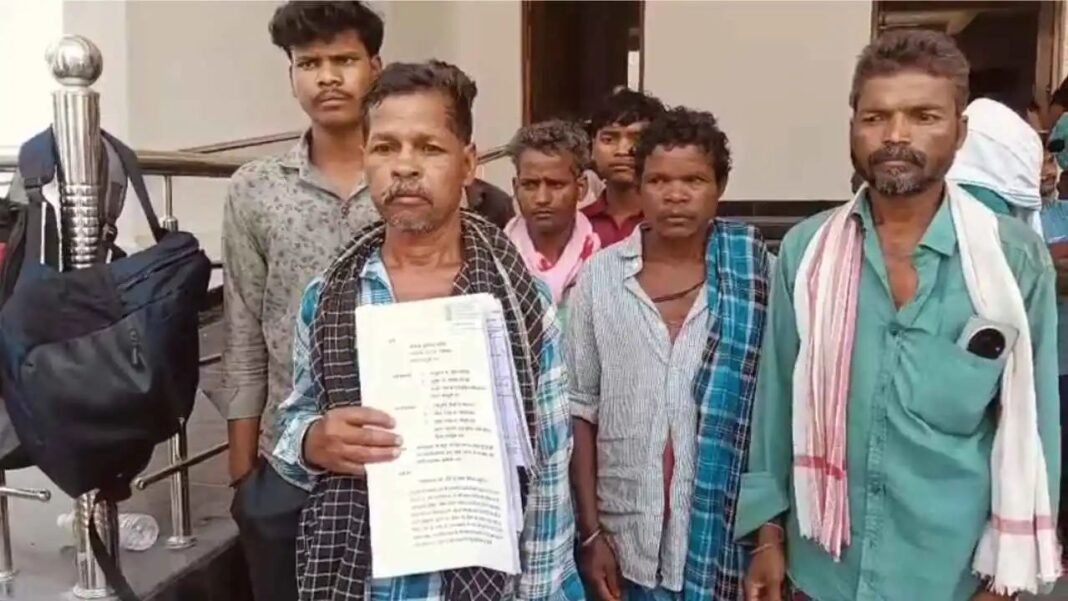 Sarguja Tribal Land Dispute: सरगुजा के मैनपाट में आदिवासियों की जमीन पर दबंगों का कब्जा, दो साल से न्याय के लिए भटक रहा मांझी परिवार