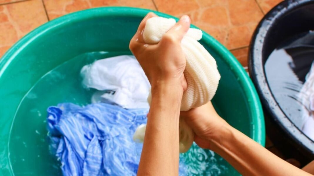 Clothes Handwash Tricks: कपड़ों से जिद्दी दाग हटाने के लिए अपनाएं यह जेंटल ट्रिक, रगड़ने के बजाय हल्के हाथों का जादू आएगा काम