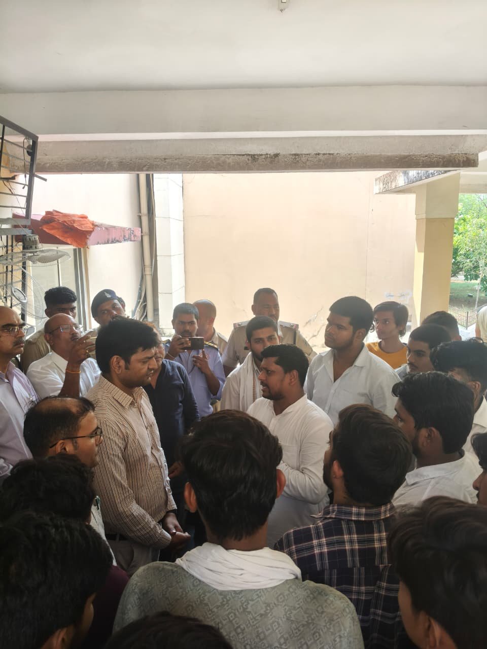 Kushabhau Thakre Journalism University: अभाविप का बड़ा आंदोलन; 15 सूत्रीय मांगों को लेकर कुलपति कार्यालय का घेराव, कुलसचिव के आश्वासन पर थमा प्रदर्शन