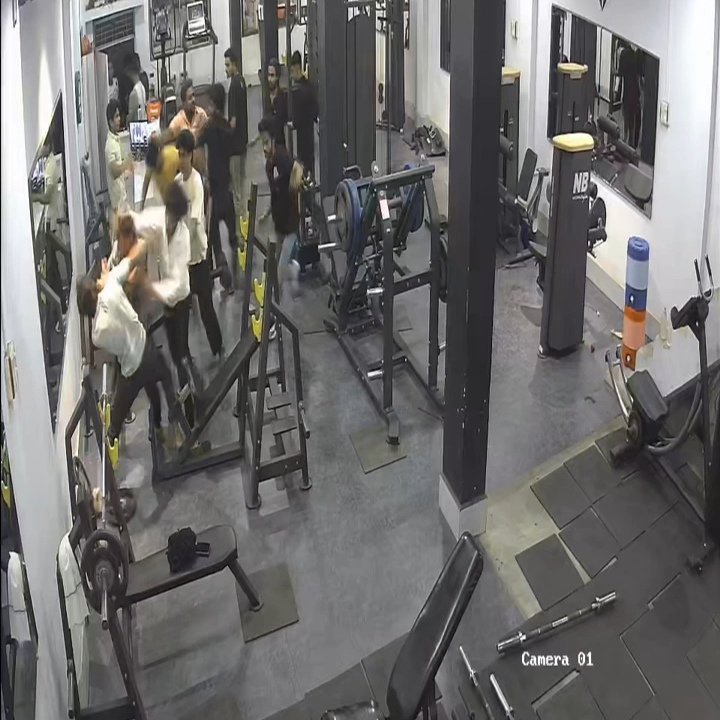 Katni Gym Fight: कटनी में जिम बना जंग का मैदान: दो गुटों में रॉड और बका से खूनी संघर्ष, CCTV में कैद हुई वारदात