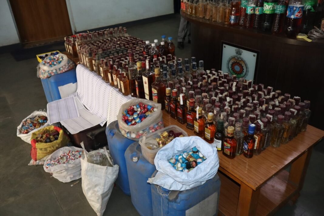 Raigarh Operation Aghat: कोतरारोड़ पुलिस और आबकारी विभाग की धनागर में बड़ी रेड, आठ सौ उनहत्तर नग नकली शराब जब्त