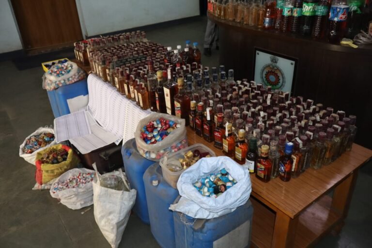 Raigarh Operation Aghat: कोतरारोड़ पुलिस और आबकारी विभाग की धनागर में बड़ी रेड, आठ सौ उनहत्तर नग नकली शराब जब्त