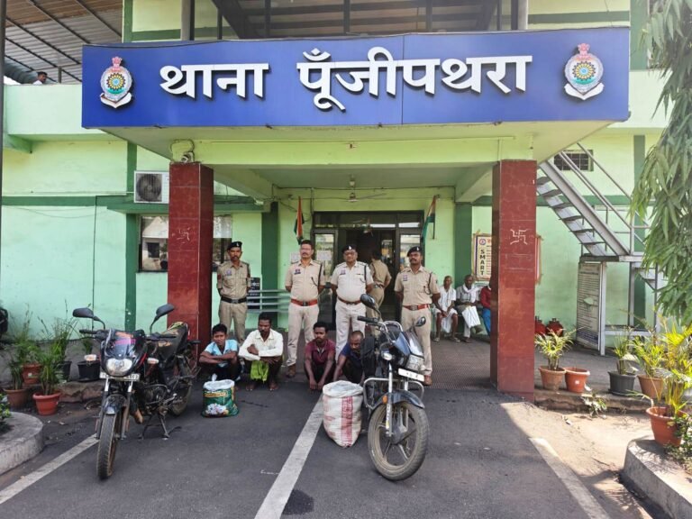 Illegal Liquor Seized: पूंजीपथरा पुलिस ने घेराबंदी कर दो बाइकों समेत 4 तस्करों को दबोचा, 100 लीटर महुआ शराब बरामद