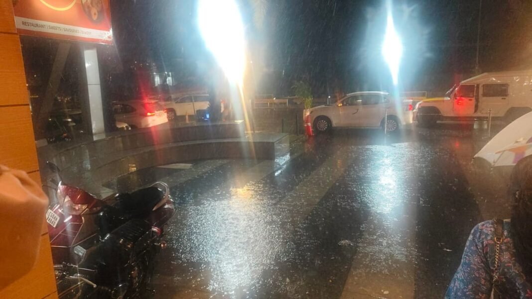 Chhattisgarh Weather: राजधानी रायपुर में आंधी तूफान के साथ झमाझम बारिश, भीषण गर्मी और उमस से मिली बड़ी राहत