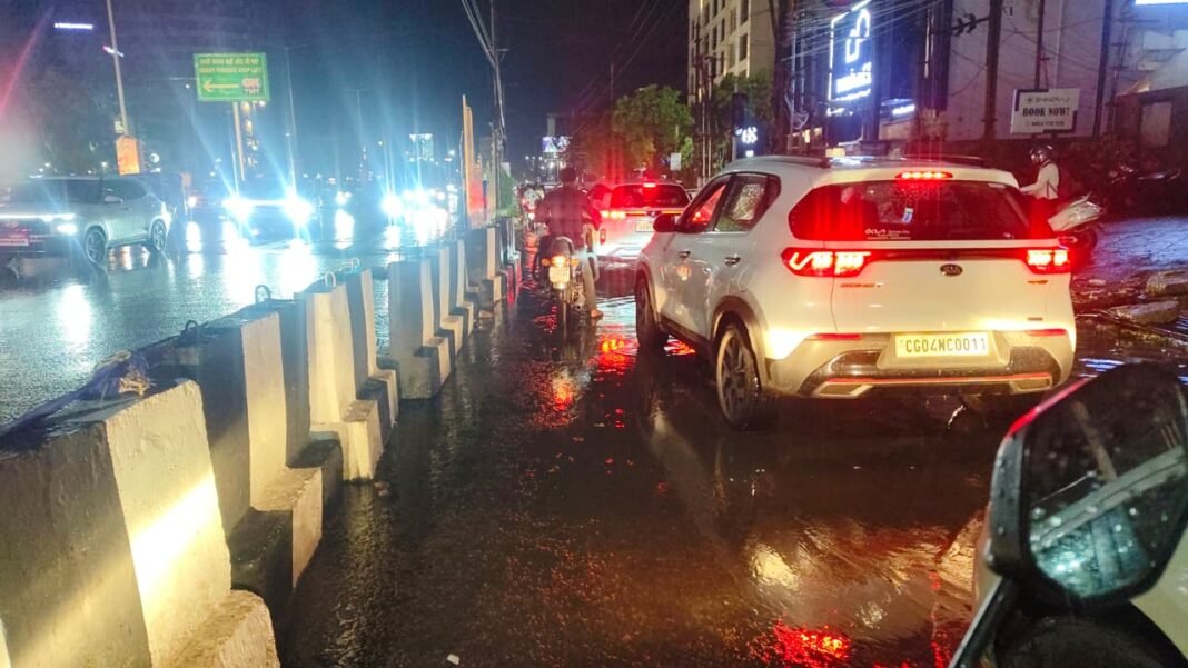 Raipur Power Crisis: रायपुर में ड्रेनेज सिस्टम के साथ बिजली व्यवस्था फेल, पहली ही बारिश में खुले दावों के पोल