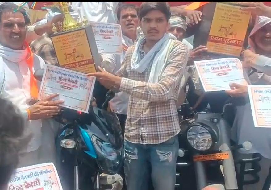 Satwas Bullock Cart Race: विलुप्त होती परंपरा को मिला नया जीवन सतवास में 24 घंटे दौड़ी बैलगाड़ियां, बुलेट जीतने के लिए रातभर गूंजता रहा उत्साह