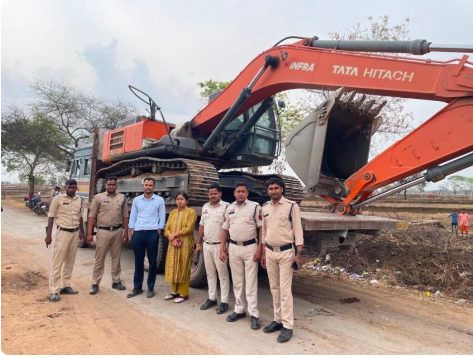Gariaband Illegal Mining Action: गरियाबंद में अवैध खनन माफियाओं पर प्रशासन का बड़ा प्रहार, देर रात चली कार्रवाई में मशीन और हाइवा जब्त