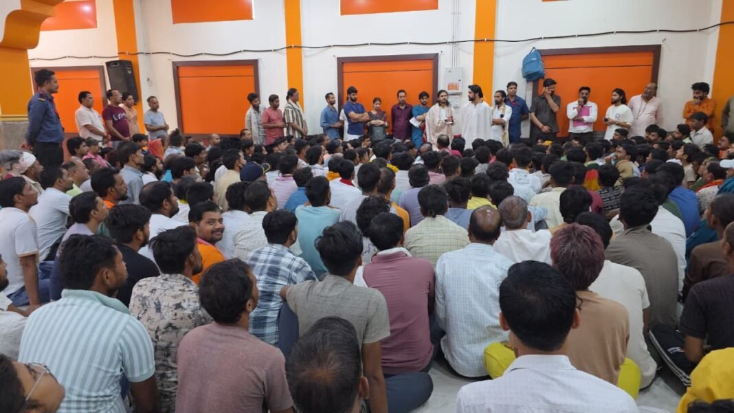 Dhirendra Krishna Shastri : श्रीलंका रवाना होने से पहले बागेश्वर महाराज ने डेढ़ हजार व्यापारियों के साथ की समीक्षा बैठक, कर्मचारियों के पुलिस वेरिफिकेशन पर दिया विशेष जोर