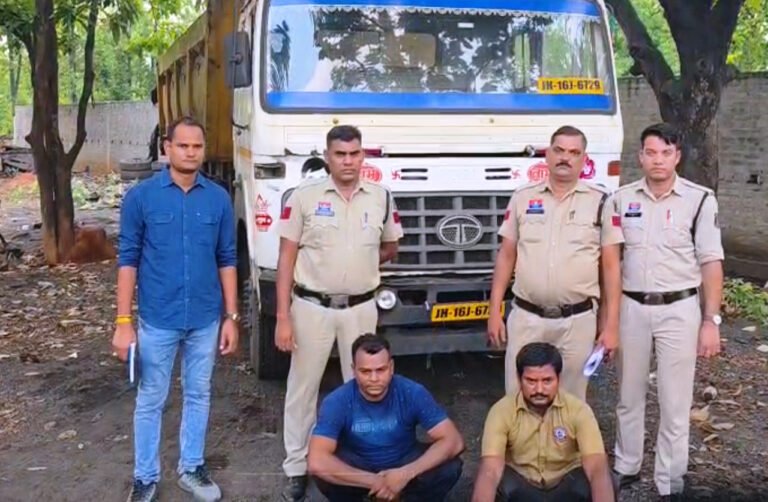 Raigarh Crime News: रायगढ़ पुलिस का ‘ऑपरेशन प्रहार’ – चक्रधरनगर पुलिस ने 8 टन अवैध कच्चे लोहे के साथ ट्रेलर किया जब्त, दो आरोपी गिरफ्तार