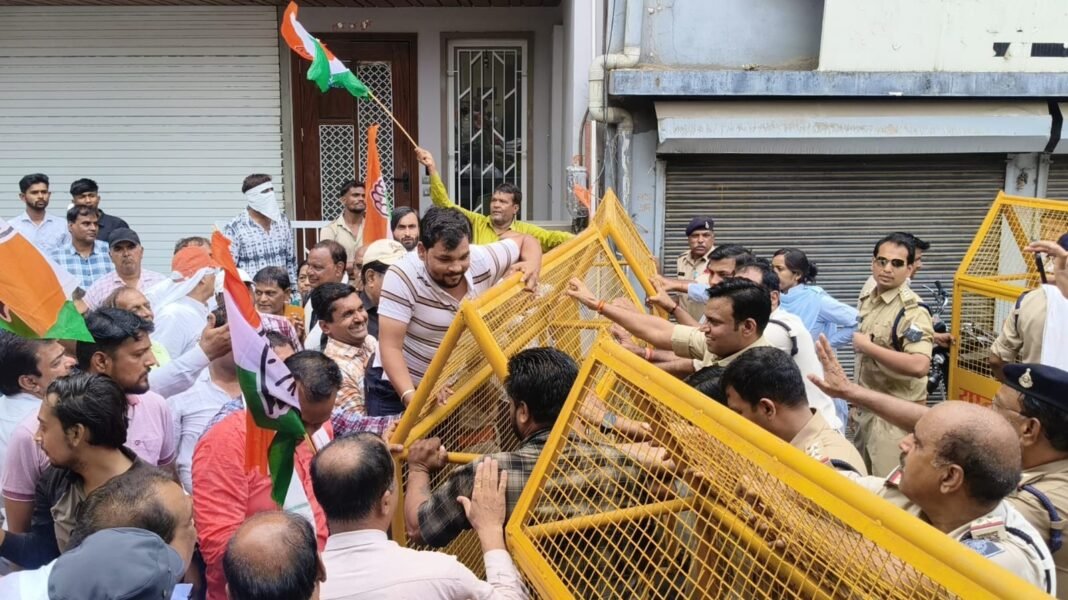 MP Political Crisis: राज्यसभा चुनाव निरस्त होने पर रतलाम में उग्र प्रदर्शन: NSUI ने फूंका चुनाव आयोग का पुतला, भाजपा दफ्तर के घेराव के दौरान पुलिस से तीखी झड़प