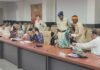 Ratlam Jansunwai: रतलाम कलेक्ट्रेट में बदली-बडली सी नजर आई जनसुनवाई: अब अधिकारियों के सामने खड़े होने के बजाय ‘खाली कुर्सी’ पर बैठकर बात कह सकेंगे आवेदक, रूट भी बदला