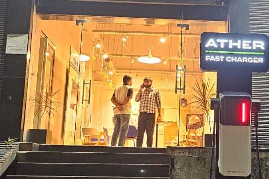 Ashoka Millennium Showroom News: रायपुर में ऑटोमोबाइल डीलर का कारनामा: एडवांस बुकिंग के बाद दूसरे को बेची ग्राहक की EV गाड़ी, मांगने पर बोले- ‘जो करना है कर लो’