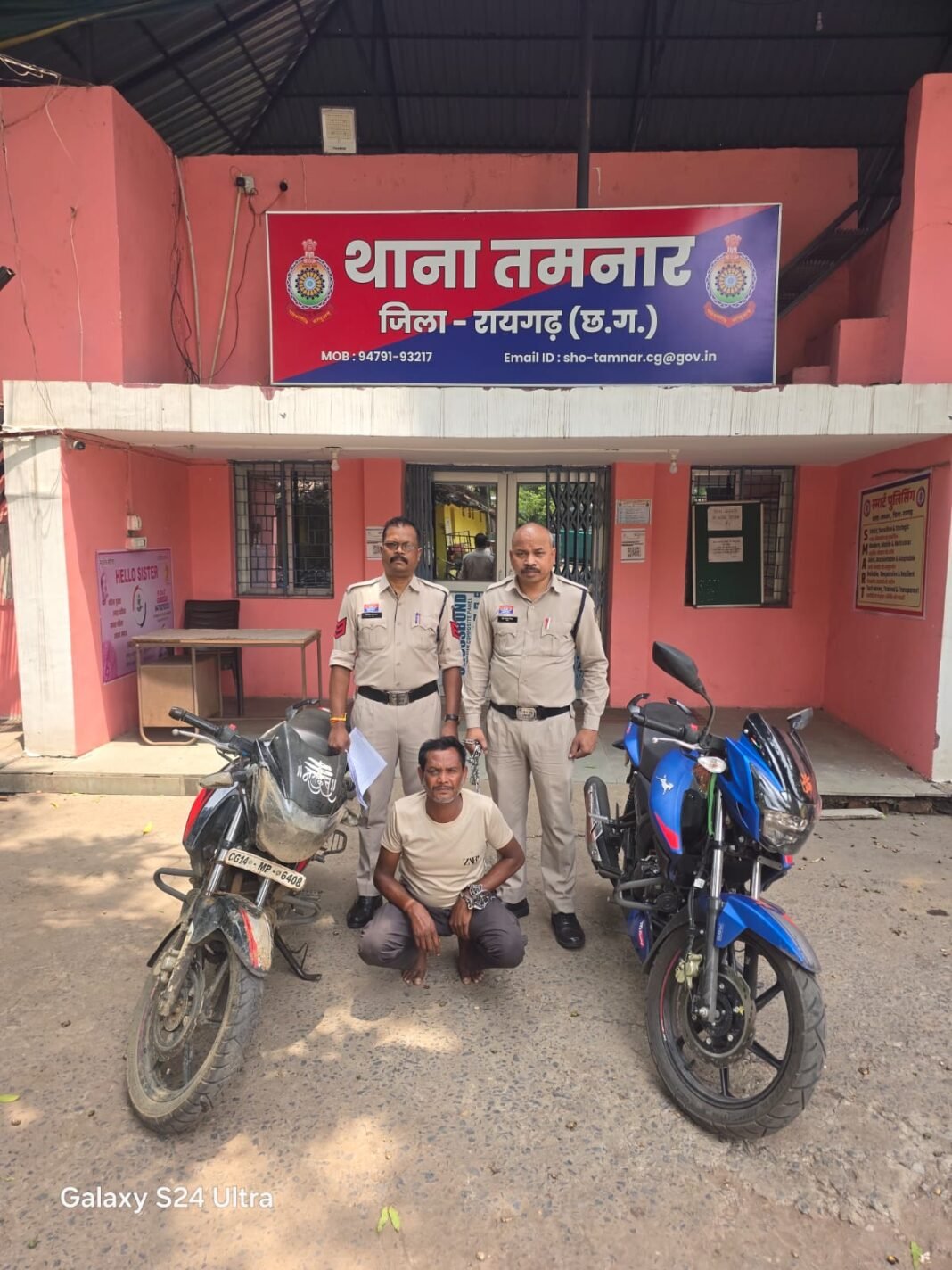 Raigarh Police Action: तमनार में 2 लाख की उठाईगिरी करने वाला नट गिरोह का शातिर सदस्य जशपुर से गिरफ्तार, चोरी की रकम से खरीदी बाइक जब्त