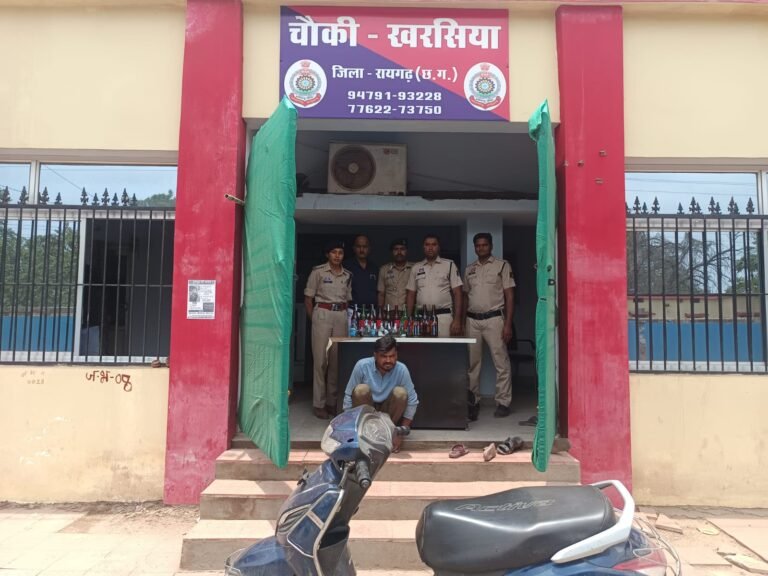 Raigarh Crime News: रायगढ़ के खरसिया में पुलिस की बड़ी कार्रवाई, स्कूटी से अंग्रेजी शराब तस्करी करता आरोपी गिरफ्तार