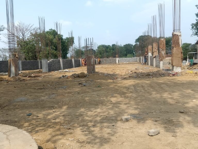 Raigarh News: घरघोड़ा में सीएम हेल्पलाइन की शिकायत पर बड़ी कार्रवाई: कृषि भूमि पर बिना अनुमति गोदाम निर्माण को नगर पंचायत ने रोका, तीन दिन का अल्टीमेटम