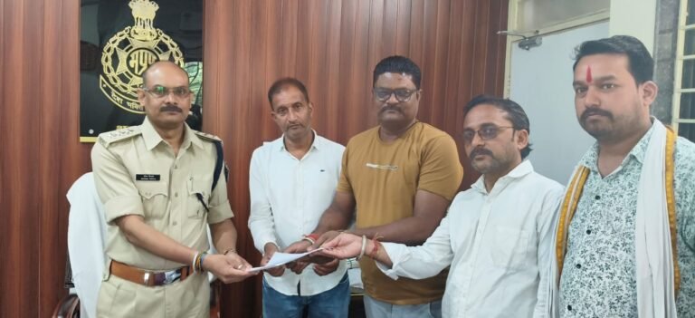 Social Media Controversy: दमोह के हटा में भारी आक्रोश: सोशल मीडिया पर गौमाता के खिलाफ आपत्तिजनक टिप्पणी से भड़के हिंदू संगठन, पुलिस को सौंपा आवेदन