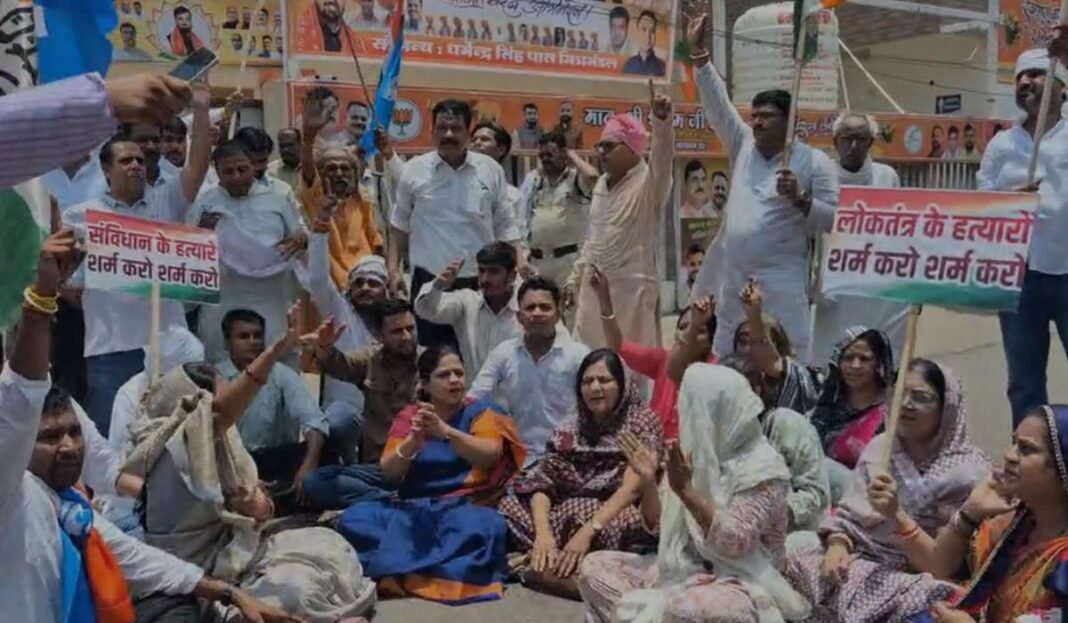 NSUI protest in Harda: मीनाक्षी नटराजन का नामांकन निरस्त होने पर कांग्रेस का उग्र प्रदर्शन, चुनाव आयोग और भाजपा के खिलाफ जमकर नारेबाजी