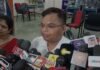 School Chale Hum Indore: स्कूल चले हम अभियान बच्चों के बीच जमीन पर बैठे कलेक्टर शिवम वर्मा, कहा- अंकों से नहीं, आत्मविश्वास से बनता है भविष्य