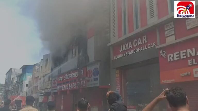 Raipur के जयस्तंभ स्थित ऑटोमोबाइल शोरूम में भीषण आग, 2 घंटे से जारी राहत-बचाव कार्य