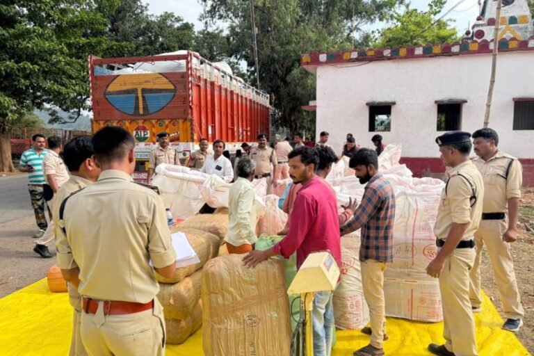 Ganja Smuggling: शुक्रवार तड़के पुलिस और साइबर सेल का बड़ा एक्शन, बोरियों में भरा दो टन गांजा जब्त