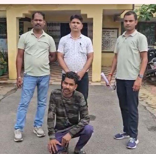Janjgir Champa Cyber Crime: ऑनलाइन गेम की लत ने बनाया चोर: साथी आरक्षक का मोबाइल चुराकर खाते से उड़ाए 4.87 लाख, आरोपी गिरफ्तार Janjgir Champa Cyber Crime