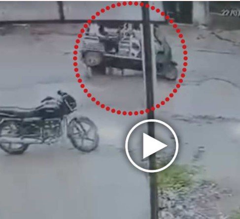 Mungeli News: लोरमी में बड़ा हादसा टला: निर्माणाधीन सड़क पर गड्ढे में फंसकर पलटी स्कूली बच्चों से भरी ई-रिक्शा, PWD और ठेकेदार पर उठे सवाल Mungeli News