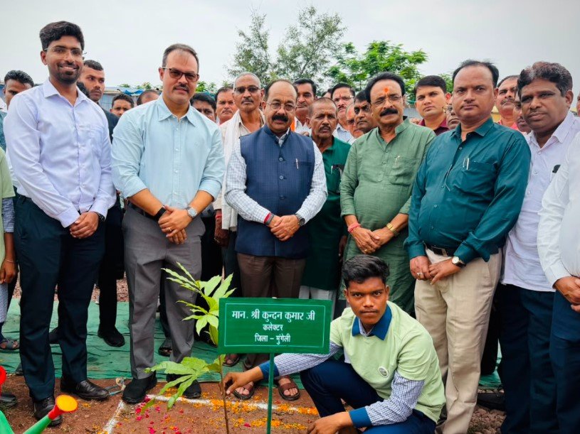 Mungeli News: मुंगेली में वन महोत्सव 2026: डिप्टी सीएम अरुण साव ने किया वृक्षारोपण, ‘वृक्ष मित्र वाहन’ को दिखाई हरी झंडी Mungeli News: